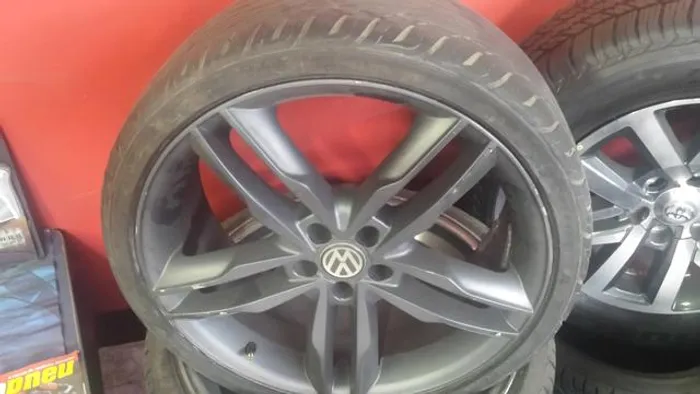 Roda aro 19 Q7 Grafite com Pneu 225 35 19 maxxis usado jogo VW Golf