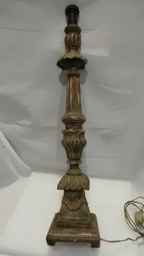 Abajur antigo entalhado formato tocheiro de igreja sacro em madeira nobre
