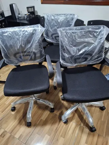 Cadeiras de escritório giratoria preta 