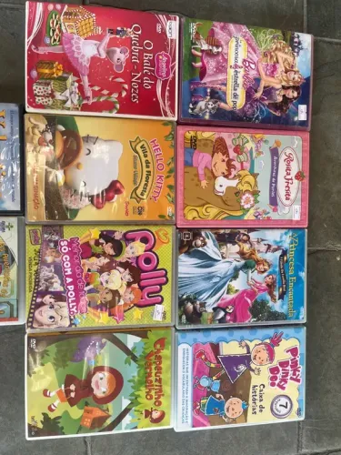 Kit 10 DVD Infantil Meninas Barbie Polly Moranguinho Princesas Hello Kitty Quebra Nozes