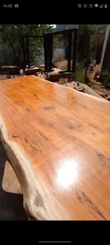 Mesa de madeira maciça PEQUIA a pronta entrega.