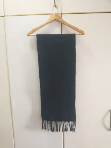 Cachecol preto de lã.