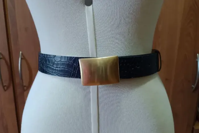 Cinto azul marinho croco