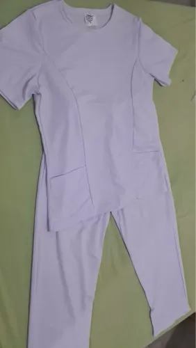 Conjunto de uniforme para cuidadora de idosos e enfermeira branco