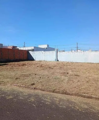 Venda de Terreno / Padrão na cidade de Araraquara