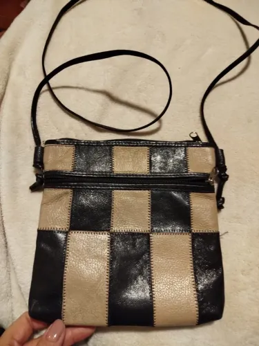 Bolsa transversal patchwork preta e bege