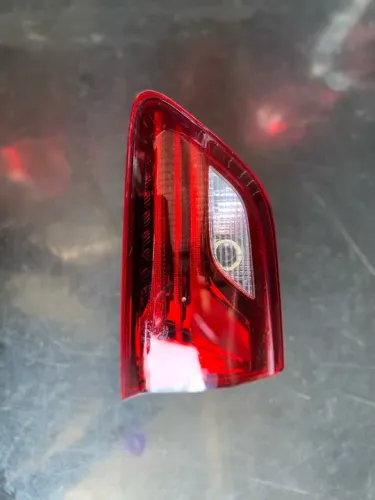 Lanterna Da Tampa Esquerda Chevrolet Ônix Sedan 2020 A 2025 Original 