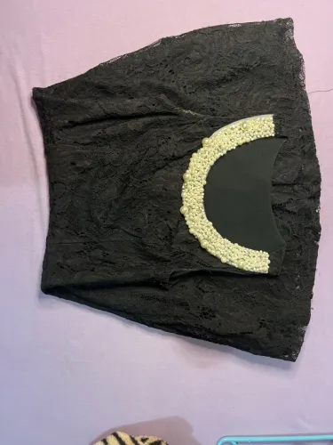 Vestido Preto de Renda com Detalhe em Pérolas