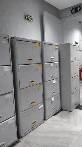 ARQUIVOS DE AÇO COM QUATRO GAVETAS