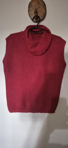 Suéter sem mangas gola alta vermelho