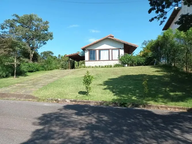 Casa 3 quartos em condomínio fechado próximo a BH.
