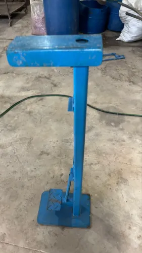 Máquina para montar chinelos tipo havaianas, manual