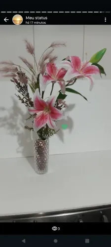 Lindo vaso com flores artificiais
