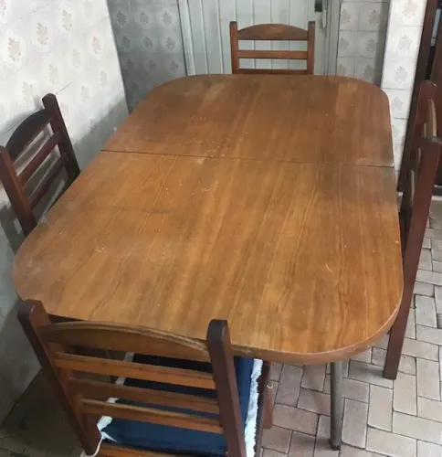 Mesa de cozinha em madeira com pés de ferro e 4 cadeiras