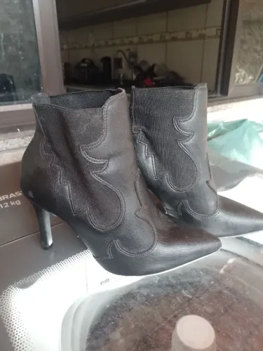 Bota preta estilosa com salto fino