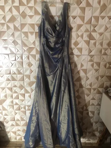 Vestido de festa longo azul acinzentado