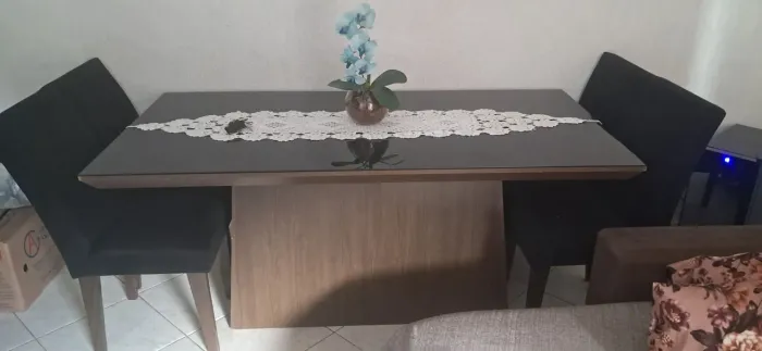 Mesa de Jantar em Madeira - 4 Cadeiras
