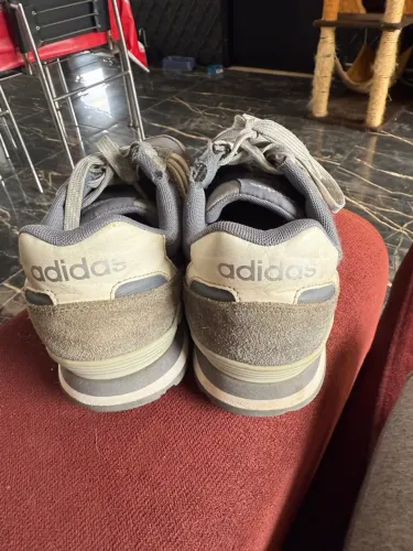 Tênis adidas retrô