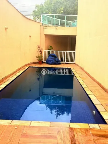 Sobrado à venda com piscina, 3 quartos, 1 suíte, 4 vagas em Santa Terezinha, SBC