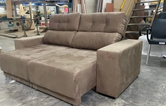 Sofá de 3 lugares em Suede Bege novo de fábrica FRETE GRÁTIS