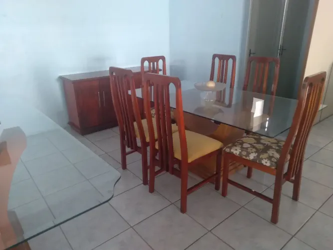 Mesa de Jantar com 6 Cadeiras em Madeira e 01 balcão 4 portas