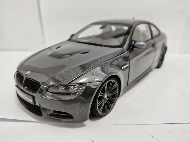Miniatura BMW M3 Coupê E92 1/18