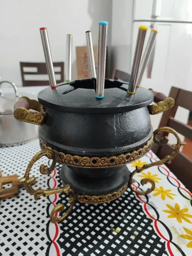 Fondue com suporte em bronze e ferro