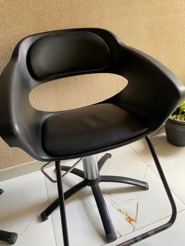 VENDE-SE PARA SAIR HOJE CADEIRA DE SALÃO