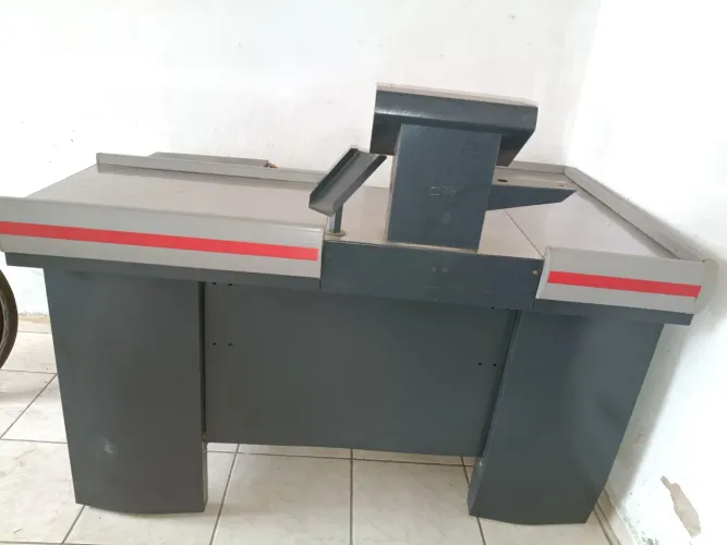 caixa supermercado semi novo quatro meses de uso. Valor 2.200 obs. não fasso entrega