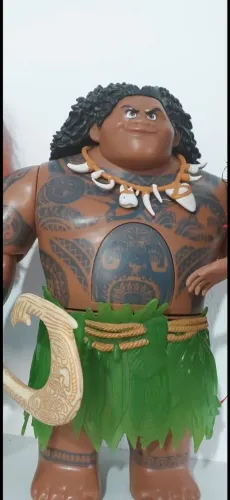 Boneco Maui e boneca Moana na caixa