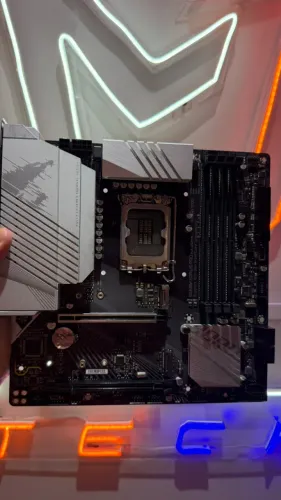 Placa-Mãe Gigabyte B660M AORUS PRO AX DDR4