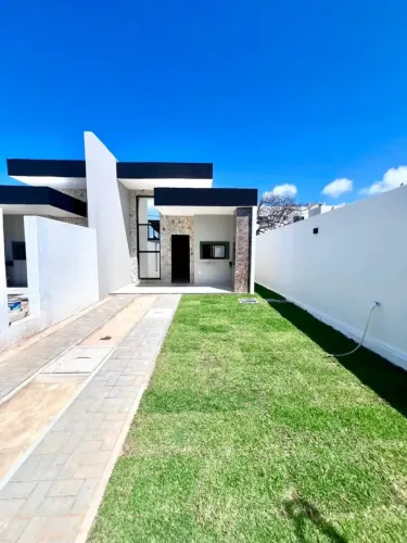 Casa Plana Moderna a 150m da CE-010 | Design Imponente e Excelente Quintal