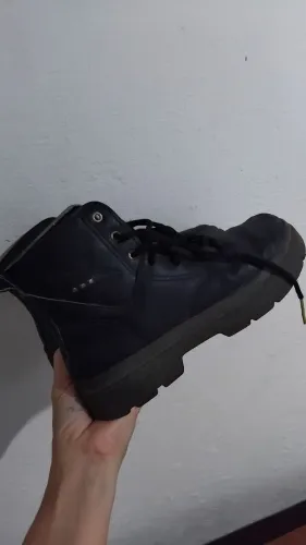 Bota semi nova numero 33