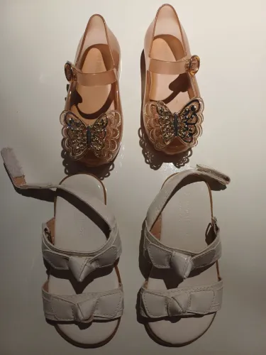 Sandálias n° 22 e 24. Marcas Mini Melissa e Riachuelo. R$ 25,00 cada par.