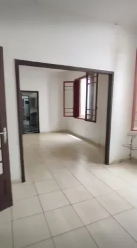 Apartamento no Centro de 3 dormitórios e dependência DESOCUPADO