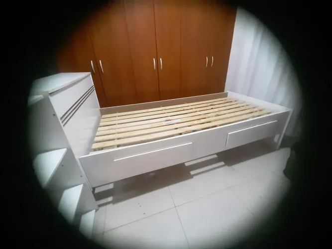 Cama solteiro com baú, 2 gavetas e prateleiras.
