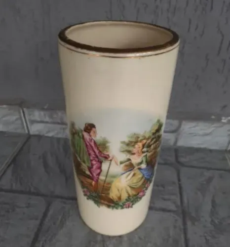 Vaso alto antigo em porcelana com cena galante 26cm altura