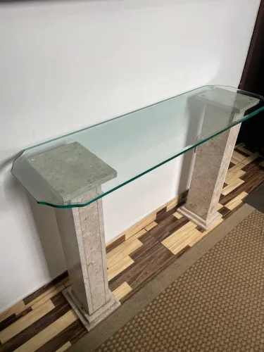 Aparador de vidro com pés de granito- Móveis para Organização