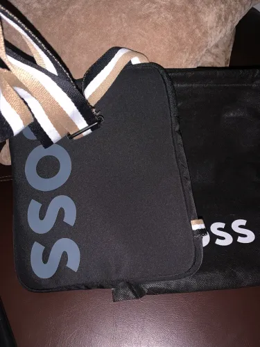 bolsa de pescoço (neck pouch) da marca BOSS, original