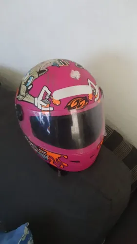 Capacete Infantil Rosa com Viseira - Bom Estado e Ótimo Preço
