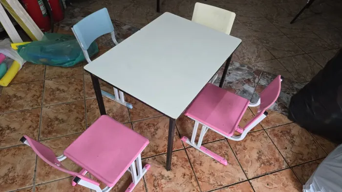 Mesa e 4 cadeiras infantil