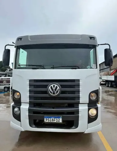 Caminhão com Plataforma VW no precinho 