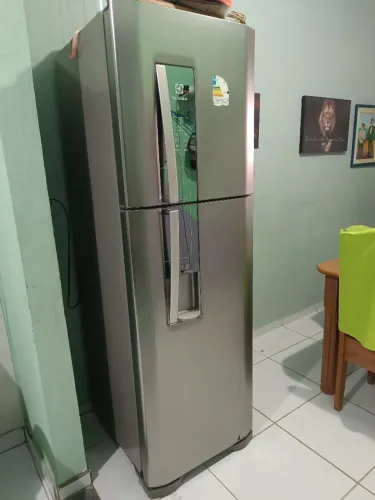 Vende-se uma geladeira
