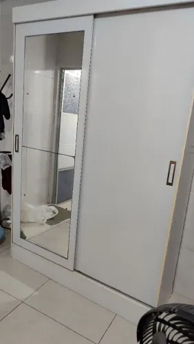 Guarda roupa de solteiro com espelho na porta