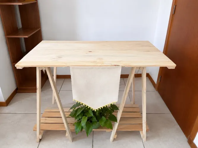Mesa de artesanato/ decoração.