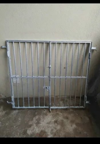 Portão pequeno de ferro 