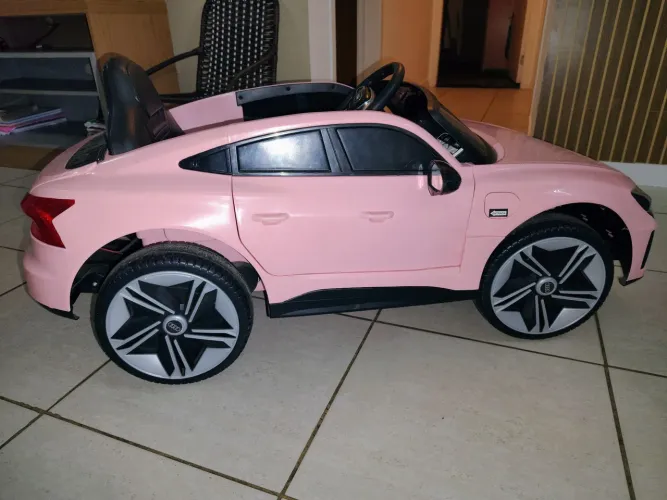 Carro elétrico infantil com controle remoto 12V Audi Zippy Rosa