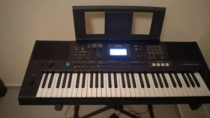 Teclado Yamaha PSR-E473 seminovo