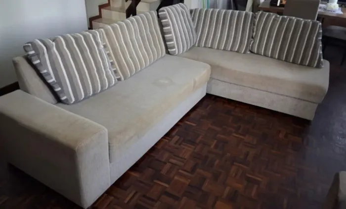 Vendo sofá de canto com chaise, grande e muito confortável.<br>Sofá espaçoso,.