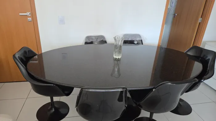 Vende-se mesa com 6 cadeiras de mármore em perfeito estado!